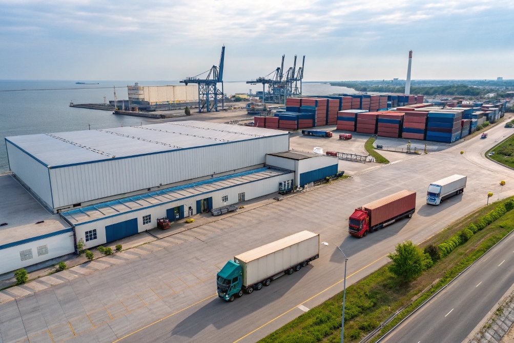 trucks transporting containers by port