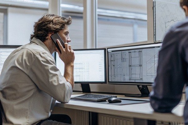 Technical engineer working on dual monitors (ID#4)