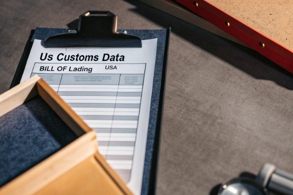 Clipboard with US customs data and bill of lading document (ID#5)