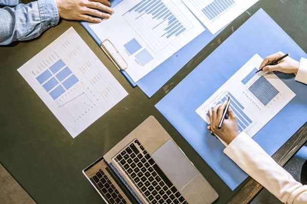 Business team analyzing charts and laptop (ID#2)