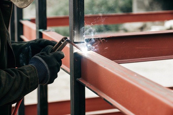 Gros plan de poutres en acier soudées (ID#3)