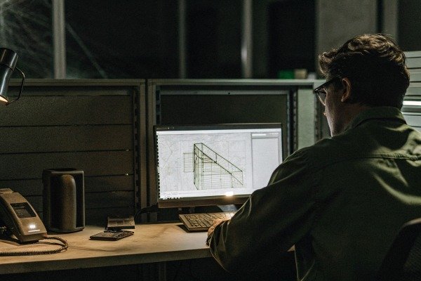 Инженер работает над САПР-дизайном ночью (ID#2)