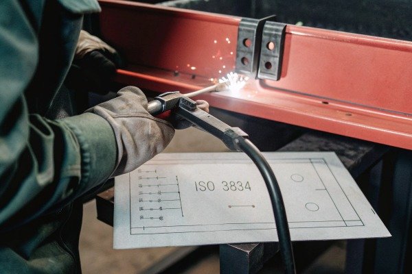 Крупный план сварки металла с чертежом ISO 3834 (ID#3)