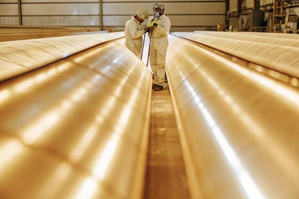 Два рабочих осматривают крупные металлические конструкции (ID#4)