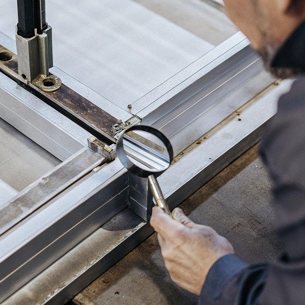 Осмотр металлического каркаса с помощью лупы (ID#1)