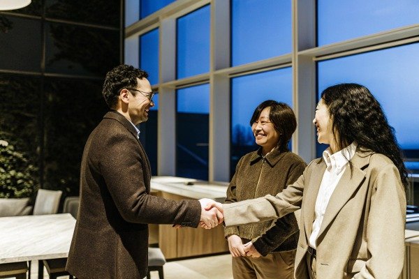 Business people shaking hands in office (ID#5)