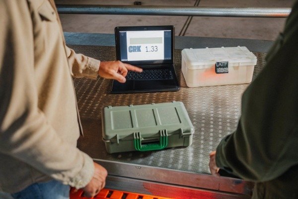 Quality inspection bench showing Cpk and PPAP verification (ID#1)