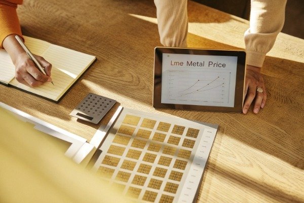 Procurement manager negotiating fixed-price contract, office setting (ID#1)