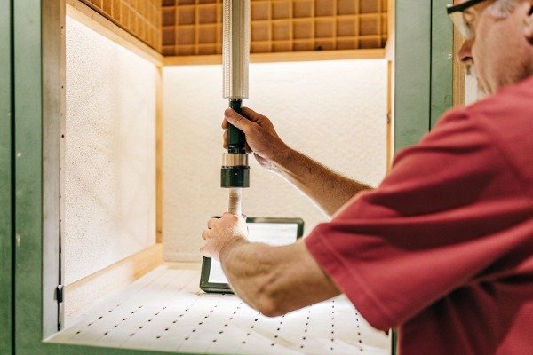 Engineer operating CMM and inspection equipment for dimensional tests (ID#4)