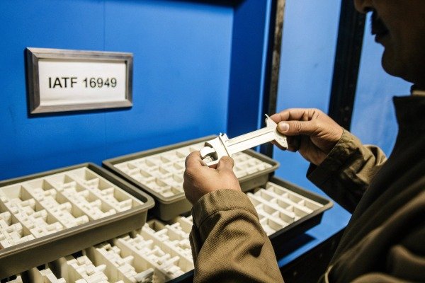 On-site resin inventory and multiple suppliers for short lead times (ID#4)