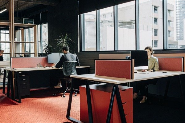 Safety stock, FIFO and real-time inventory systems prevent delays (ID#3)