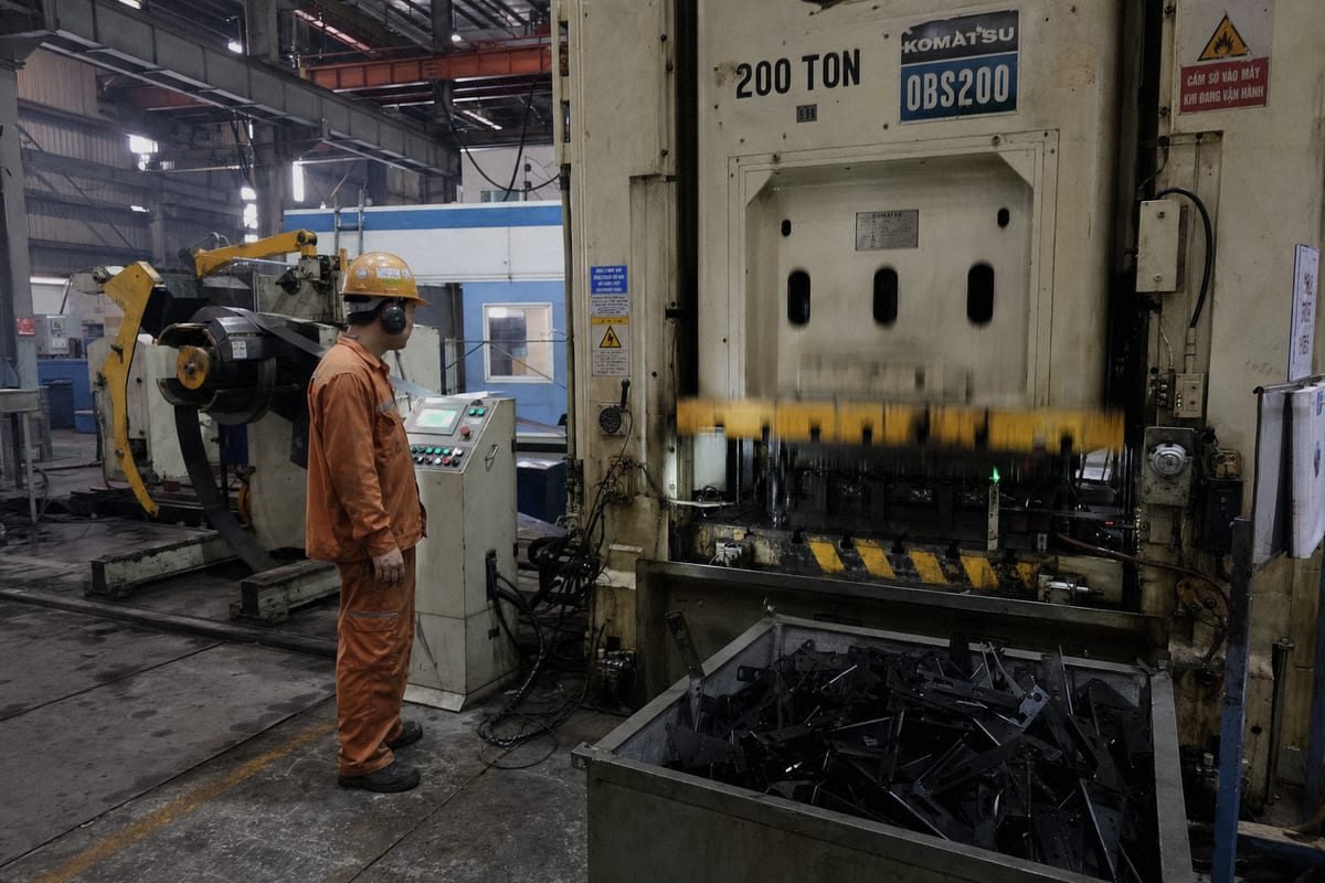 الأدوات والمعدات Evaluating press tonnage, stroke rates, and automated feed systems for stamping efficiency (ID#3)